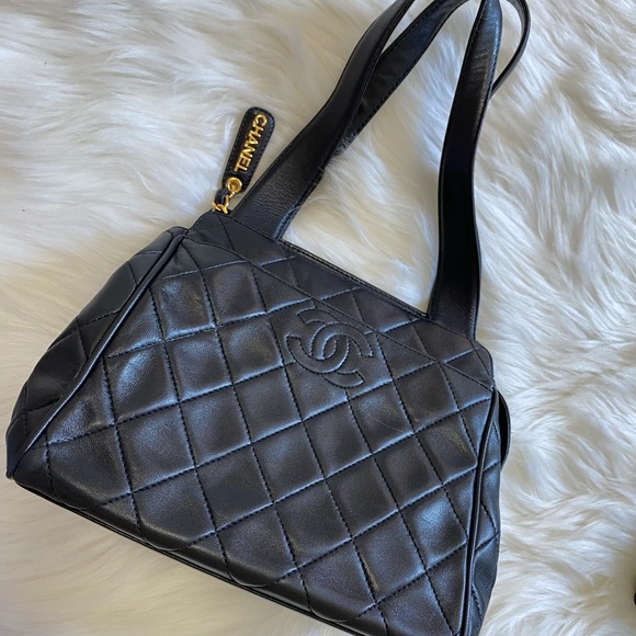 CHANEL Handbags - Authentic vintage Chanel lamp skin CC logo handbag